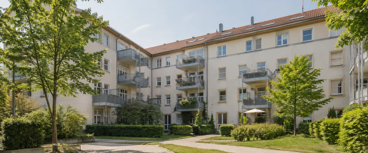 Größeres Wohn- und Geschäftshaus mit begrüntem Innenhof