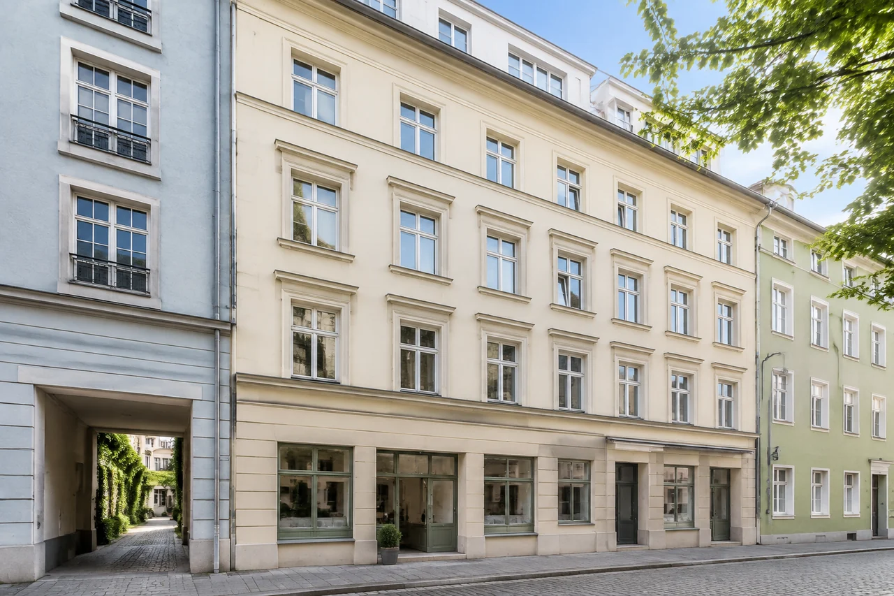 Mehrfamilienhaus mit Wohnungen, Geschäftsfläche und hellem Innenhof